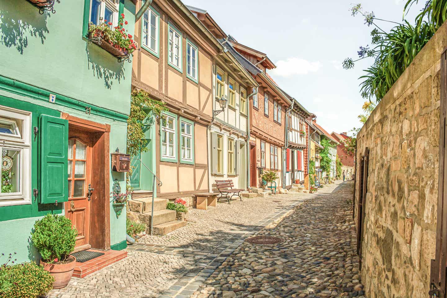 Harz Urlaub mit DERTOUR. Kleine Gasse in der Altstadt von Quedlinburg