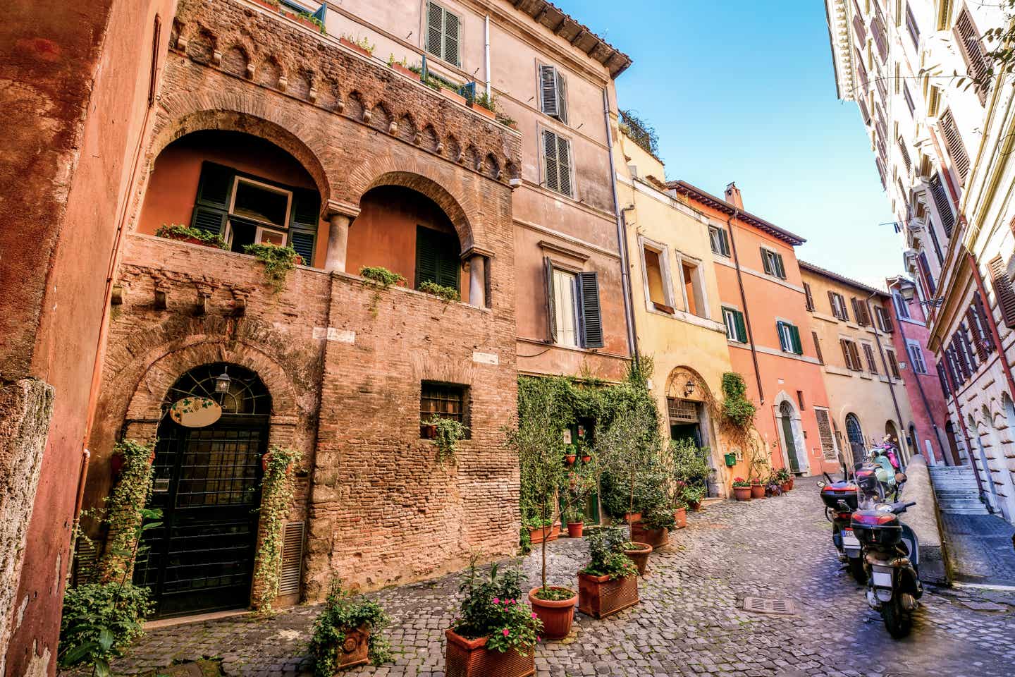 Gasse im alten Stadtteil Trastevere im Herzen Roms