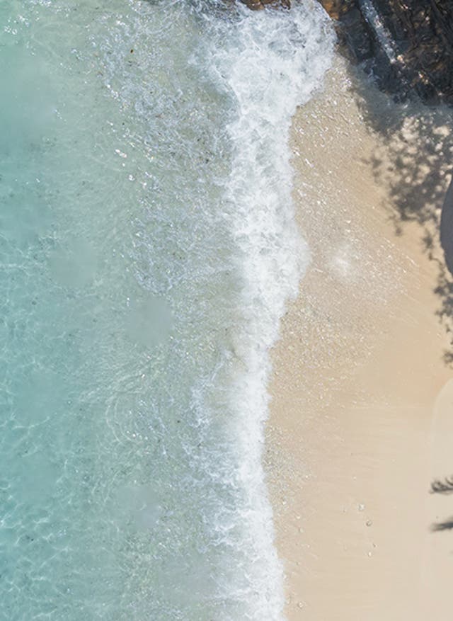 Sommerurlaub 2026 Sommerurlaub: Luftaufnahme einer Frau im türkisen Wasser auf den Seychellen