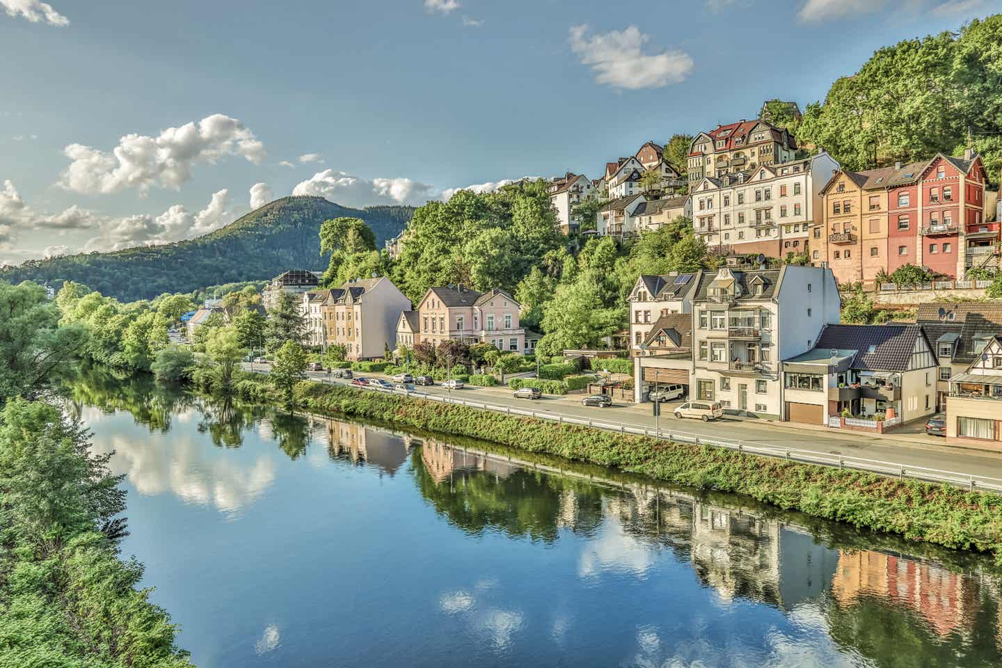 Sauerland Urlaub mit DERTOUR. Blick über den Fluss Lenne auf die Stadt Altena