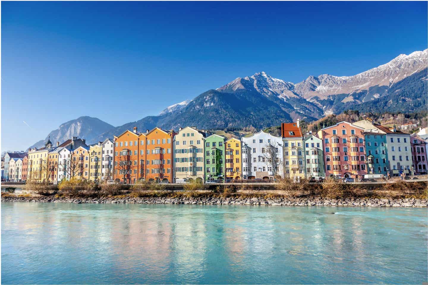 Innsbruck Stadt vor Bergkulisse