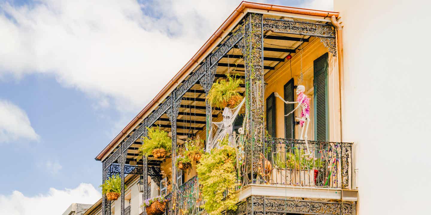Blick auf einen für Halloween geschmückten Balkon in New Orleans mit Skelett