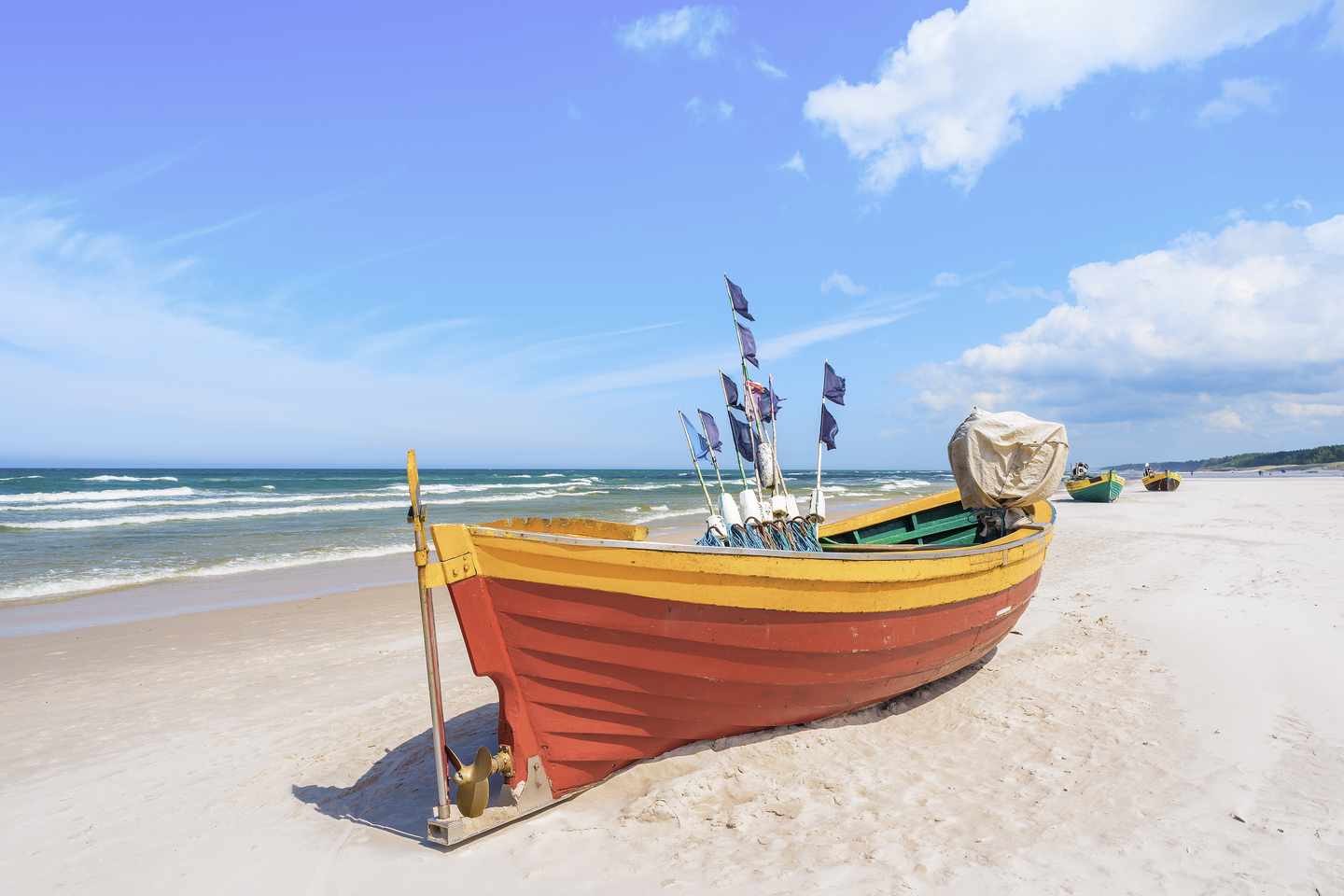 Buntes Schiff am Ostseestrand von Kolberg