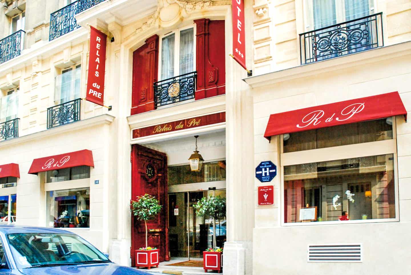 Blick auf den Hoteleingang des Hotel Relais du Pre in Paris