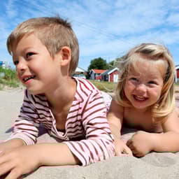schweden-familienurlaub-zwei-kinder-toben-im-sand-g-471832107.jpg