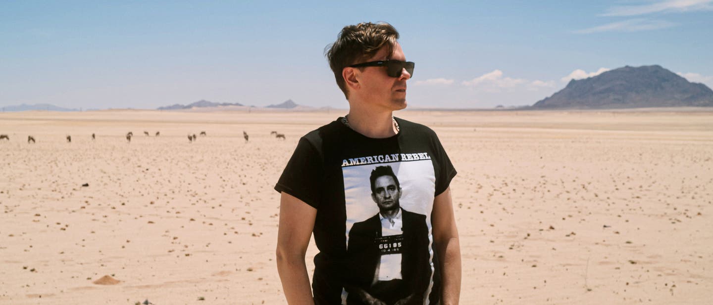 Michael Patrick Kelly steht in einer Wüste in Namibia