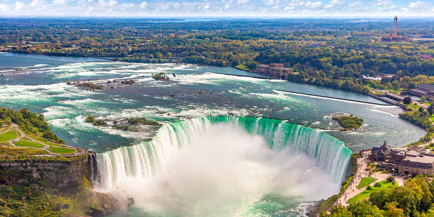 Blick auf die gigantischen Niagarafälle an der Grenze von Kanada zu den USA mit dem längsten der drei, dem Horseshoe Falls