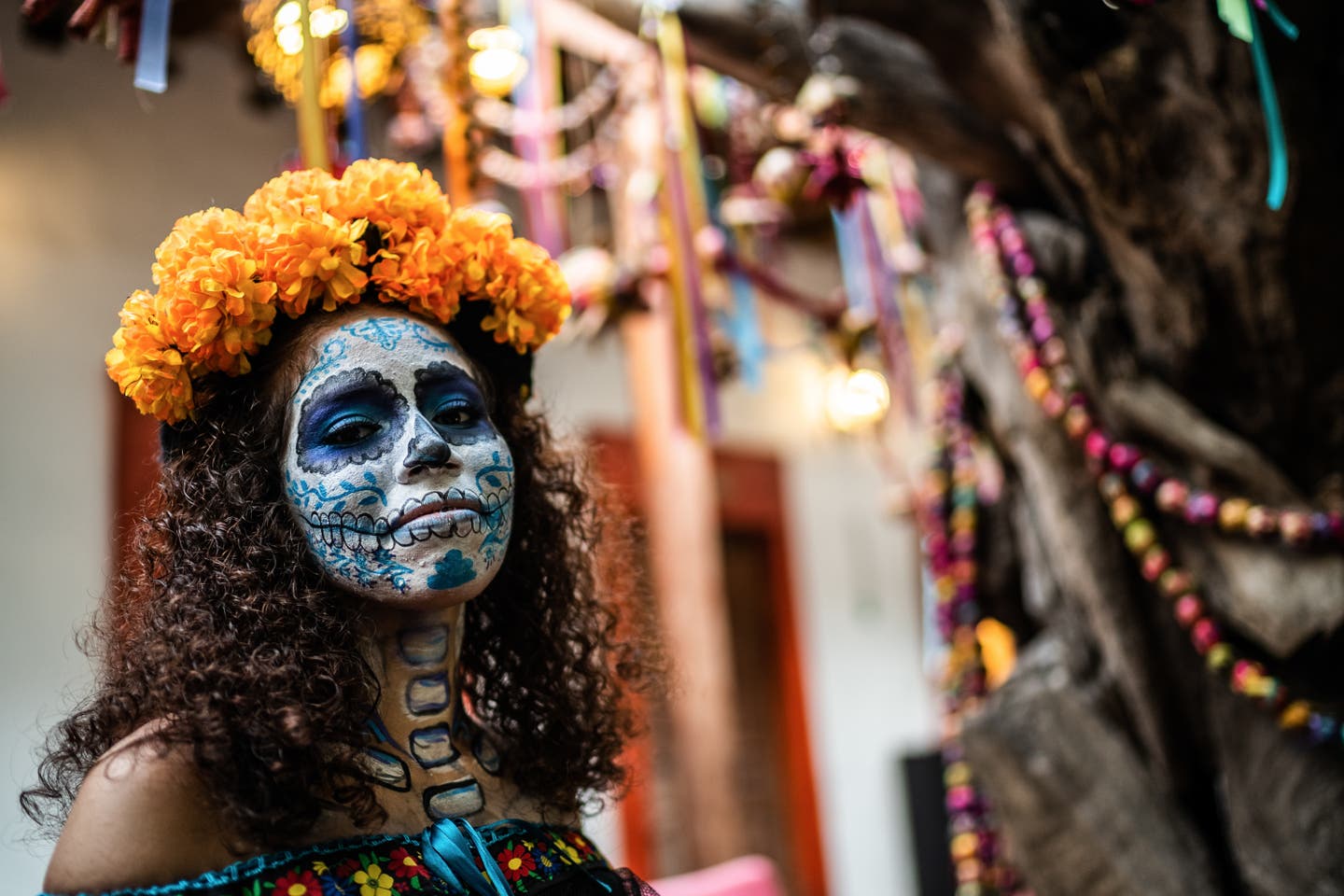 Geschminkte Frau am Día de los Muertos in Mexiko, Karibik