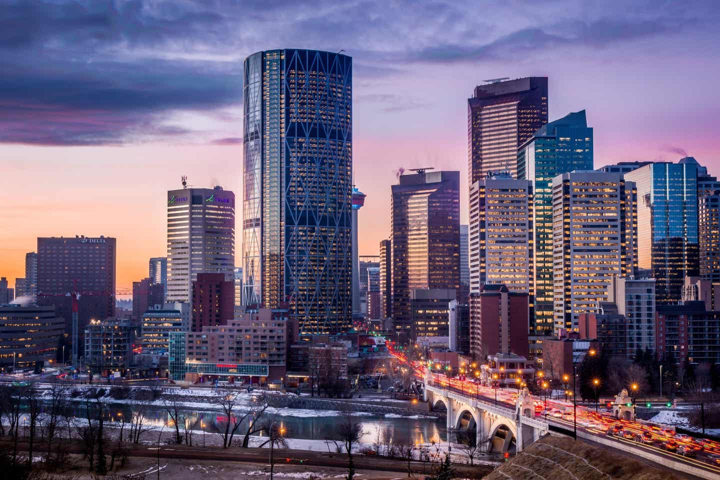 Kanadas Sehenswürdigkeiten: Calgary in der Dämmerung