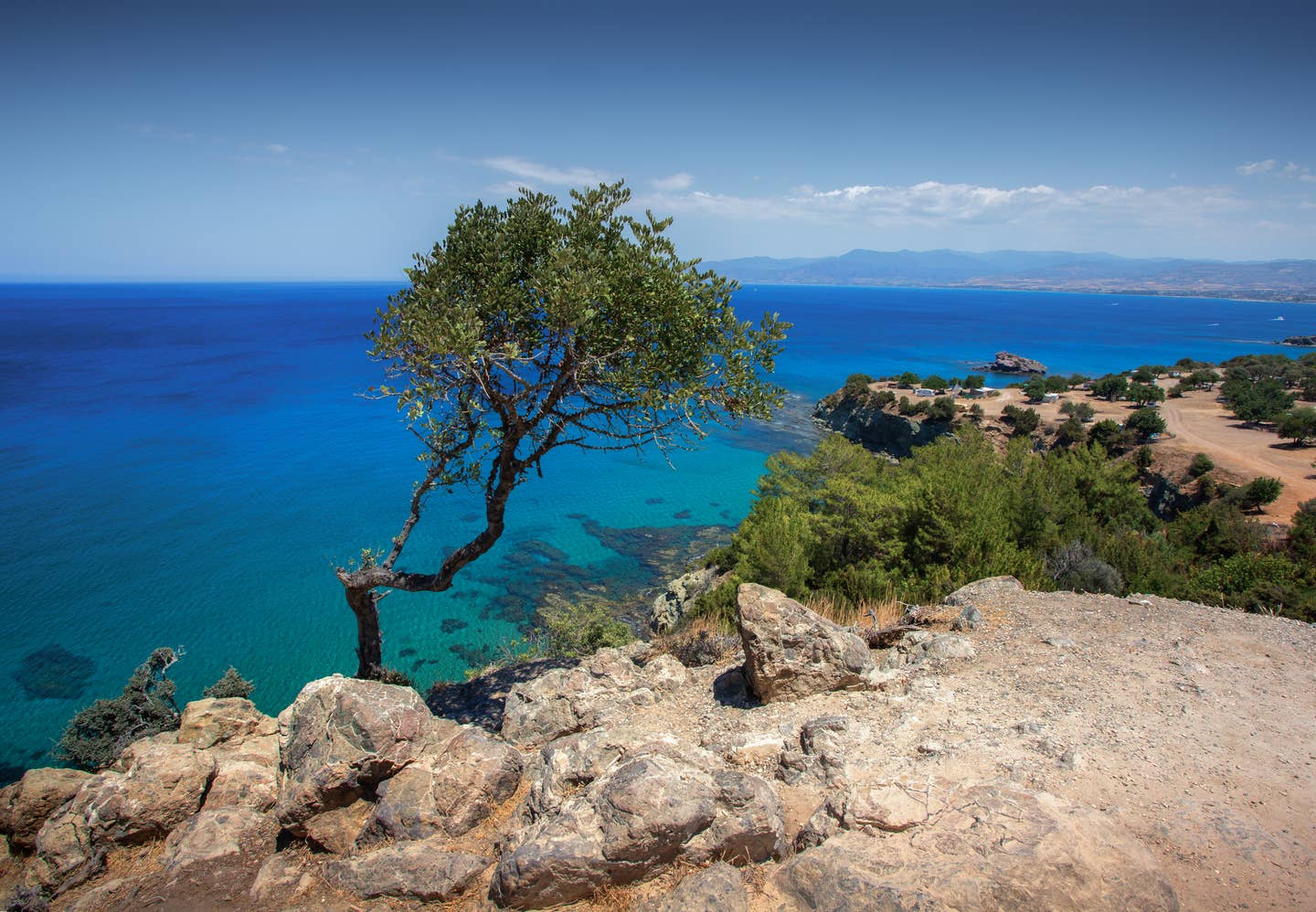 Zypern Urlaub mit DERTOUR. Blick über die Felsküste der Halbinsel Akamas auf Zypern