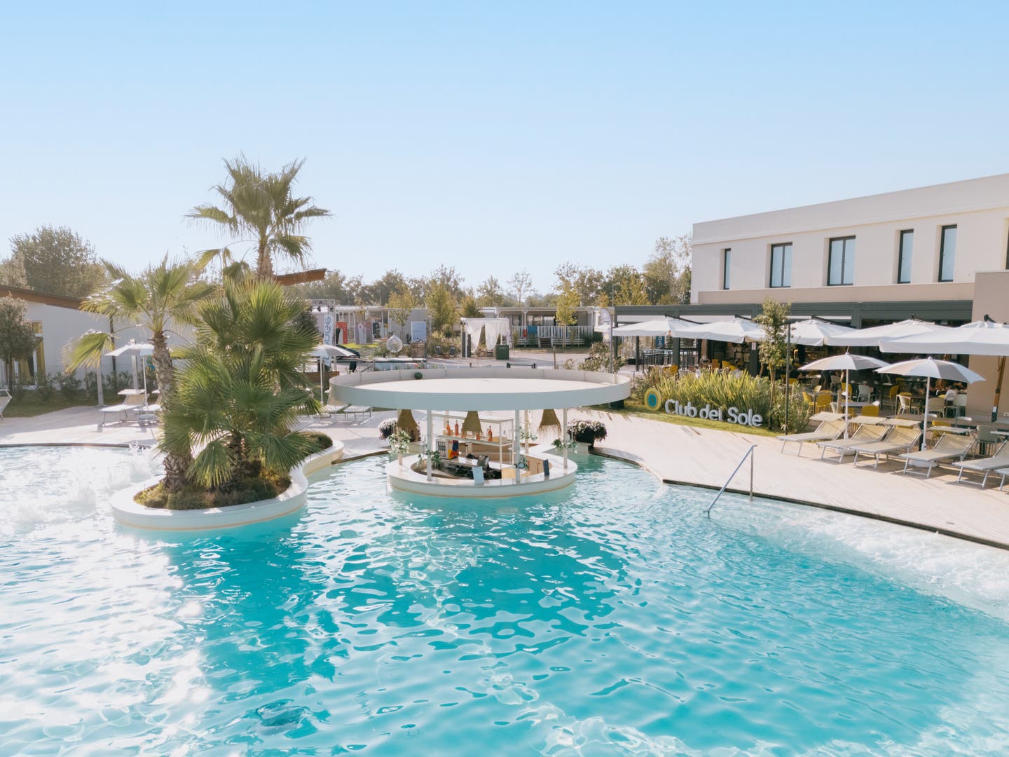 Seitlicher Blick auf den Pool und die Swim Up Bar