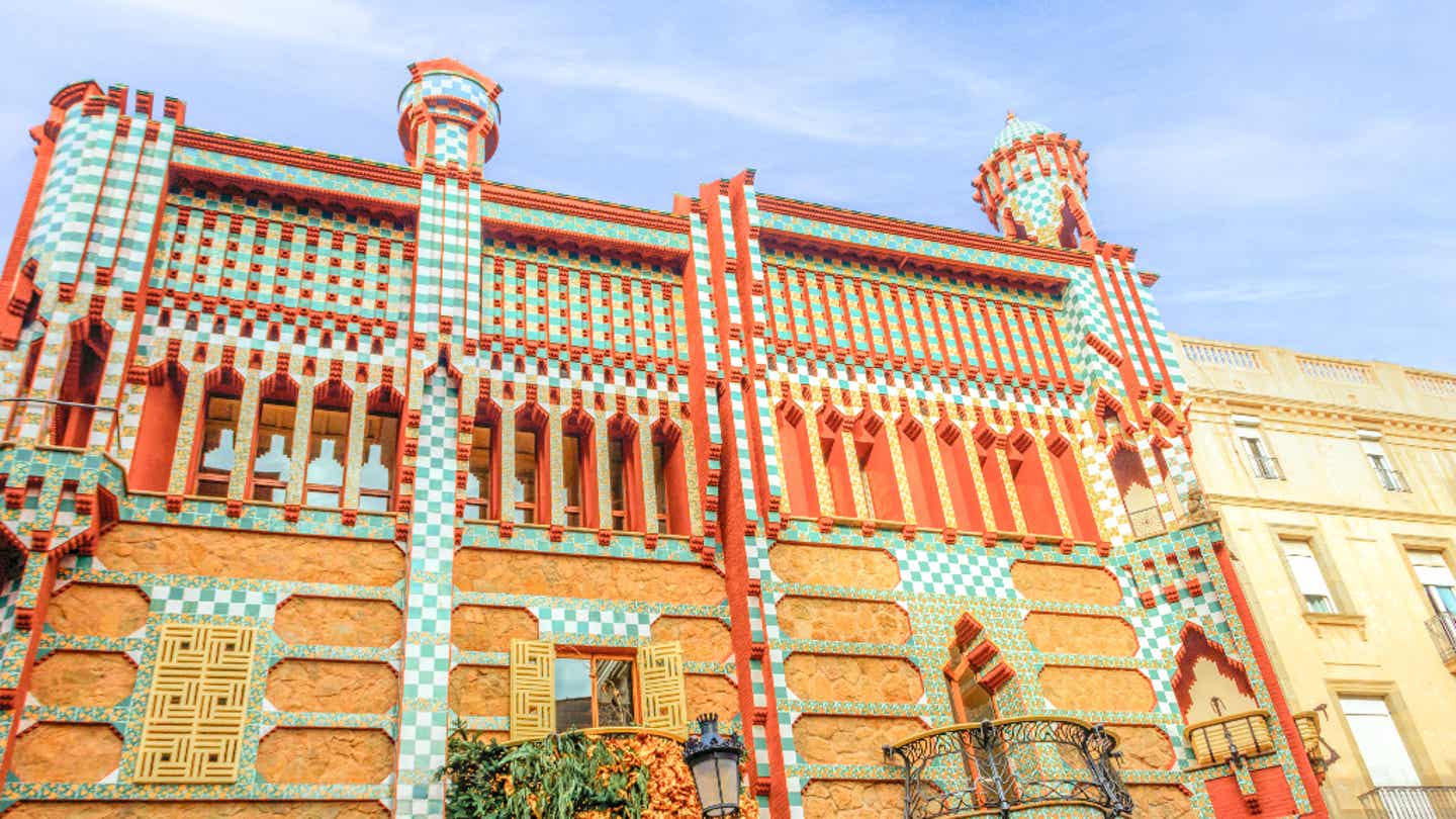 Gaudís Casa Vicens in Barcelona mit bunt gemusterter Fassade und Türmchen, unter blauem Himmel