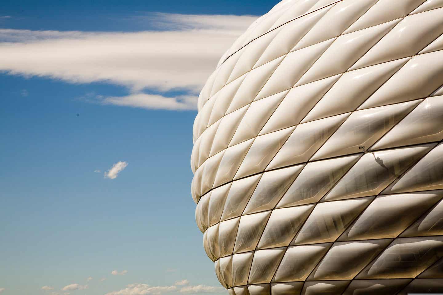 FC Bayern München Tickets. Ansicht auf die Allianz Arena bei Tag.