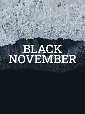 Schwarzer Strand mit Schriftzug Black November