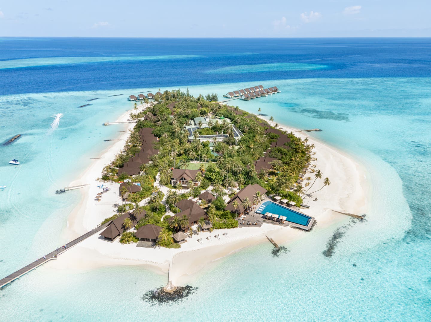 Luftbild der Hotelanlage auf einem Atoll