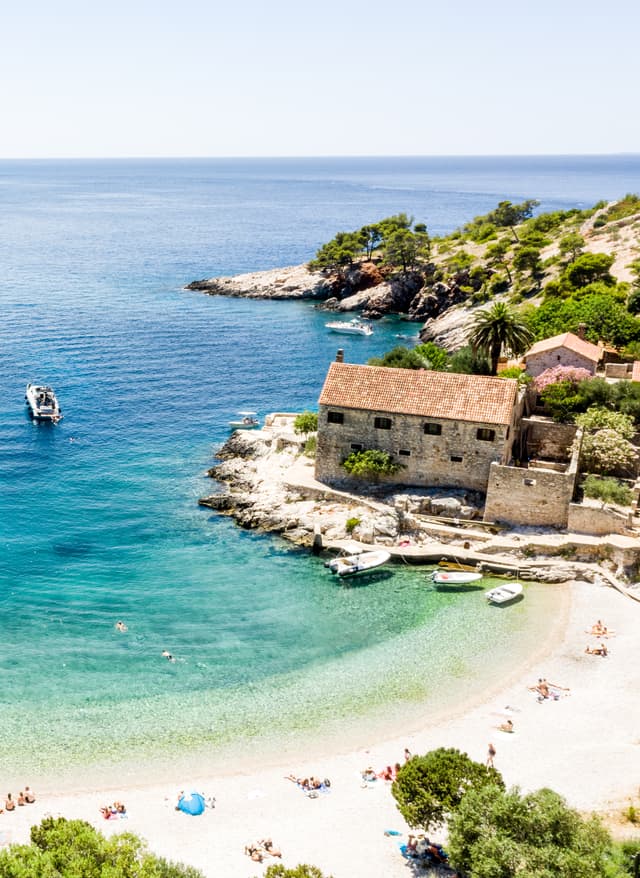 Last Minute nach Kroatien Luftaufnahme eines Sandstrandes in Kroatien