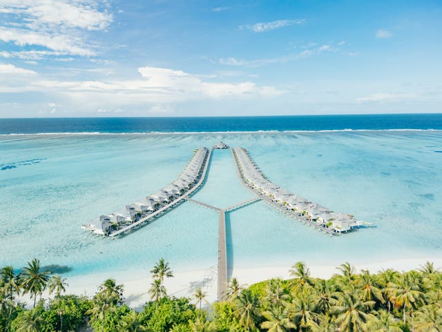 Luftbild der Wasservillen des Hotels