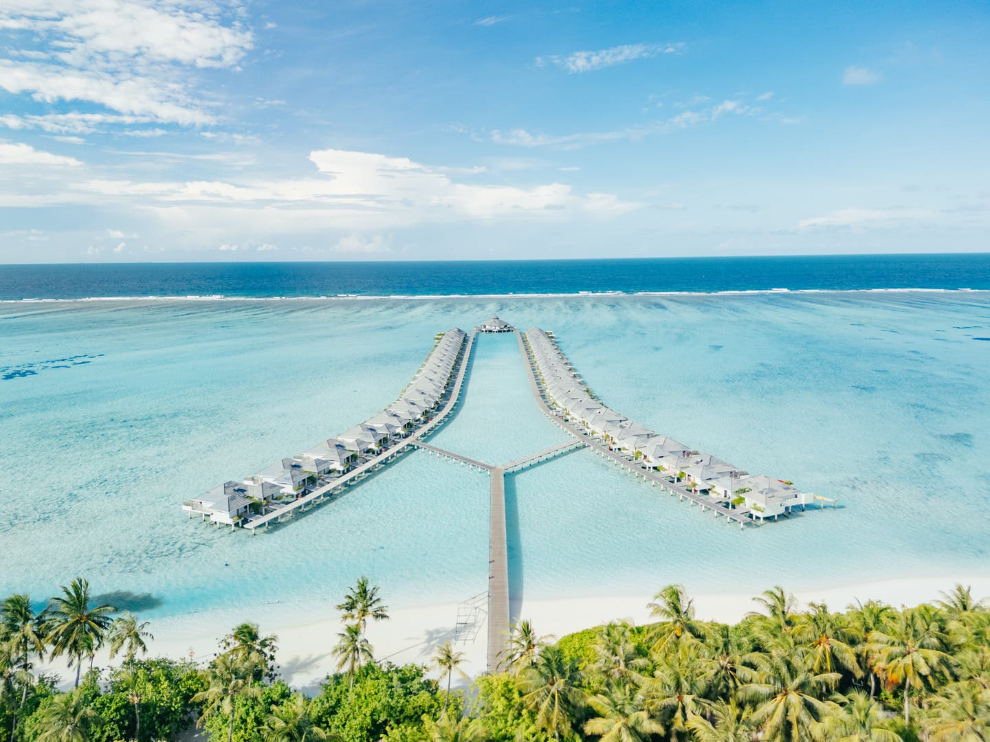 Luftbild der Wasservillen des Hotels