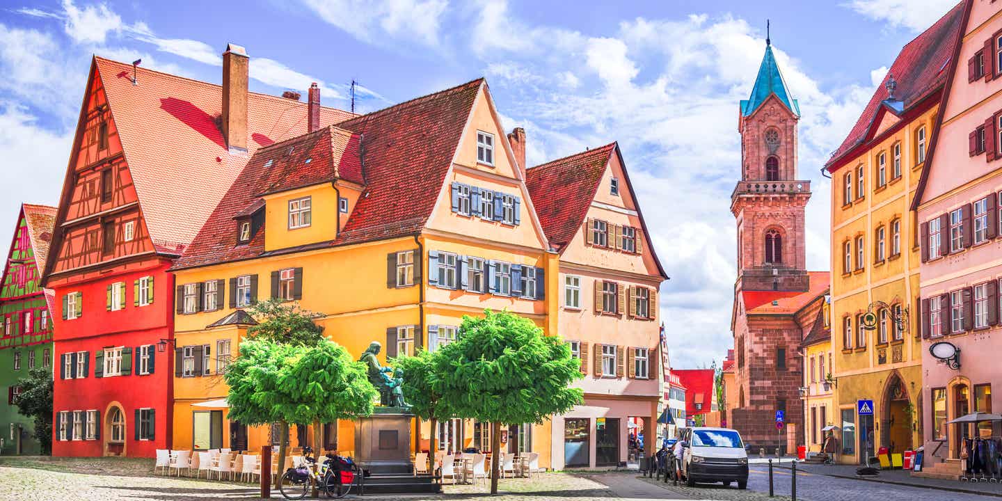 Blick auf einen Platz mit Kirche im Hintergrund im mittelalterlichen Dinkelsbühl