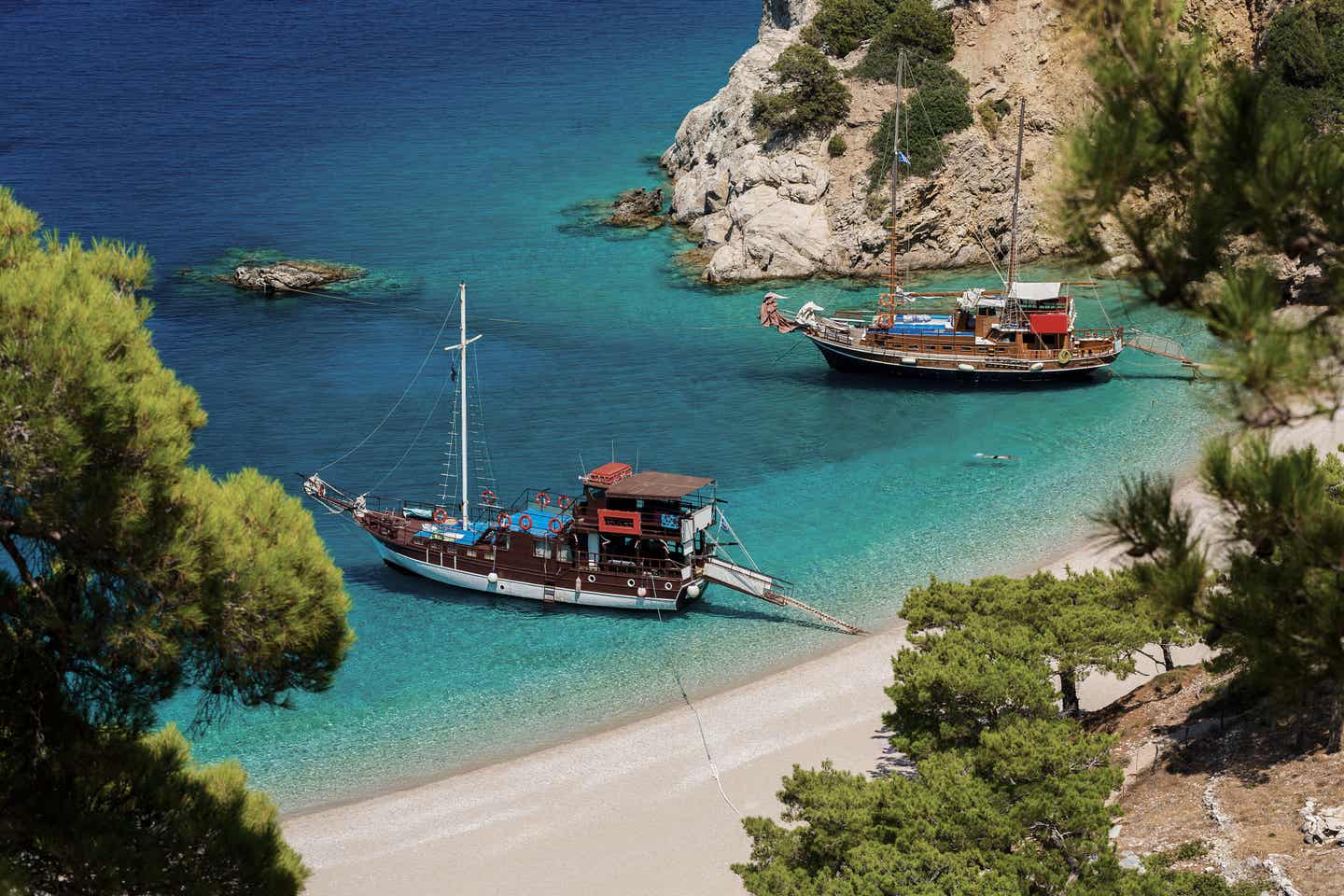 Karpathos Urlaub mit DERTOUR. Ausflugsboote in der Bucht von Apella auf Karpathos