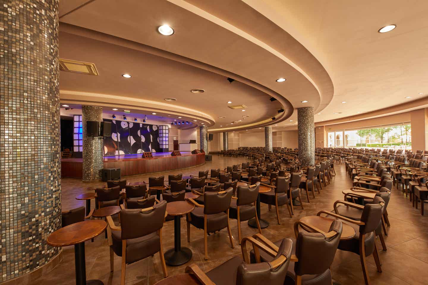 Showtime im Dreams Sun Resort and Spa Showtime im Theater des Dreams Sun Resorts and Spa