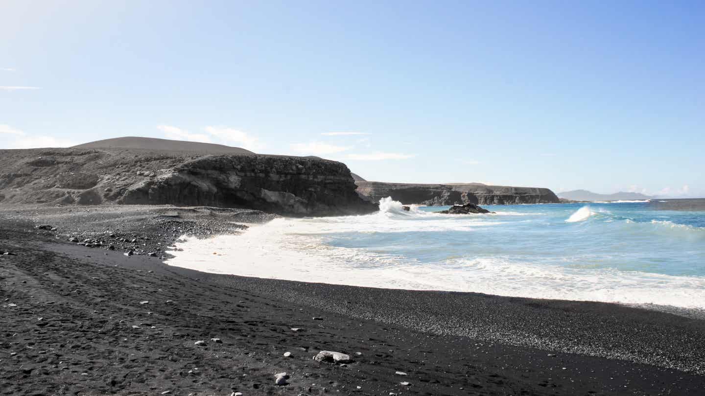Schwarzer Sandstrand und Klippen bei Ajuy an der Westküste Fuerteventuras