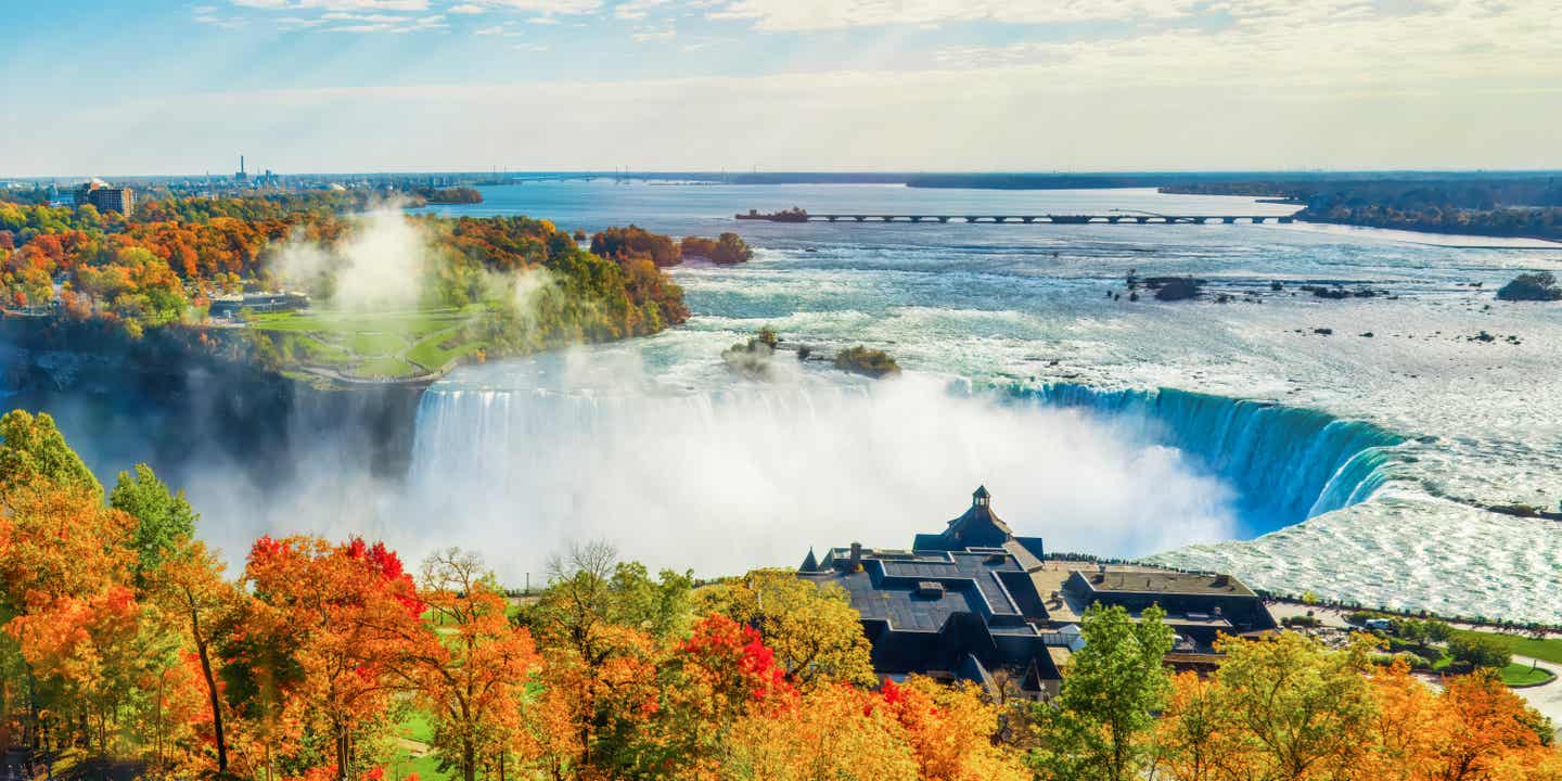 Entdecke auf deiner Rundreise durch Kanada im Herbst bunte Laubbäume genau neben den Niagara-Wasserfällen