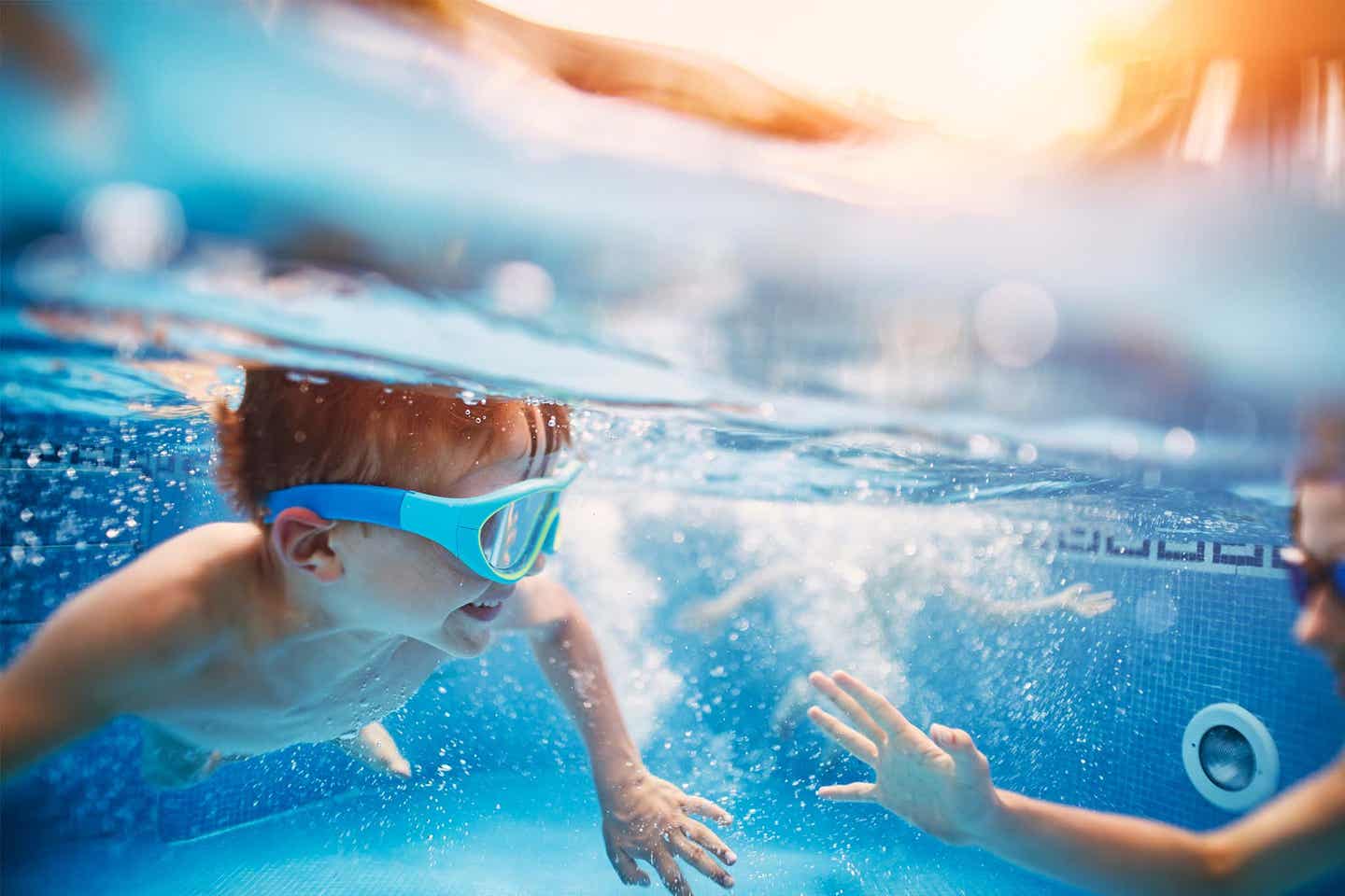 Kinder mit Taucherbrillen haben Spaß unter Wasser