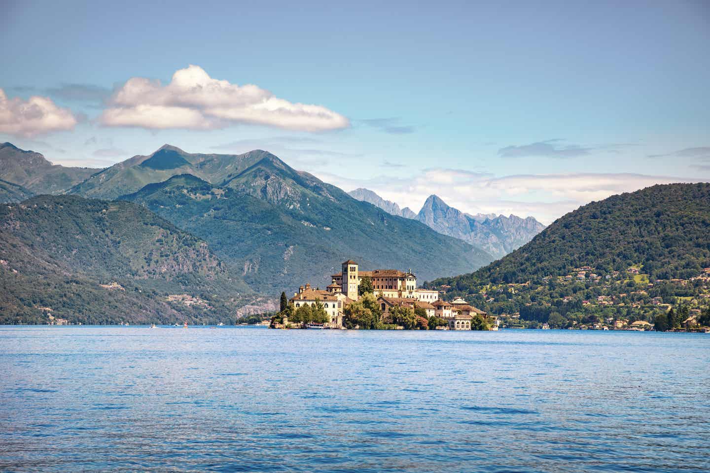 Blick auf die Insel Isola S.Giuliound das Orta San Giulio Dorf 