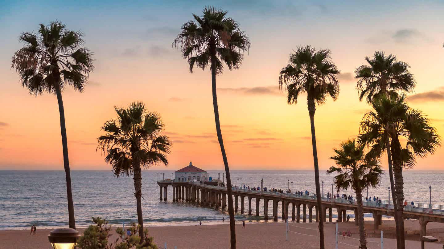 Romantischer Sonnenuntergang am Pier in Venice Beach, ein idyllischer Ort für einen unvergesslichen Los-Angeles-Urlaub.