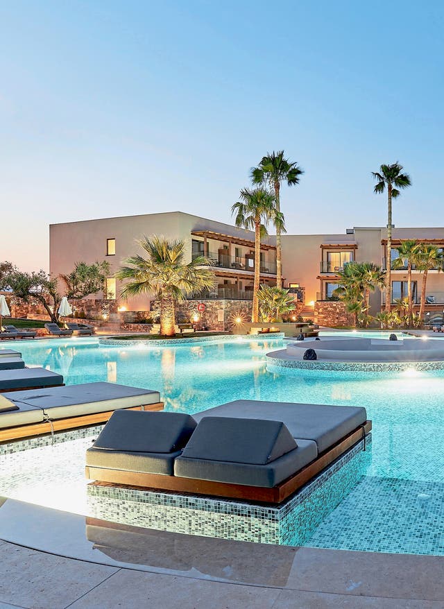 Sentido Adults Only Luxuriöse Poolanlage im Sentido Amounda Bay Hotel auf Kreta mit modernen Liegeflächen, Palmen und stilvoller Abendbeleuchtung