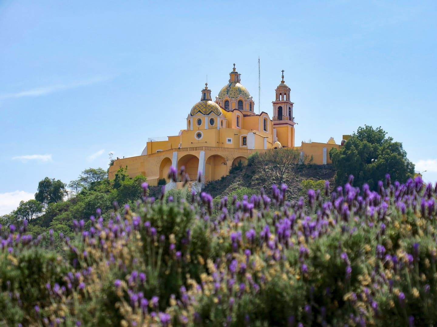 Schönste Orte Mexikos: die gelbe Kirche auf der gigantischen Pyramide