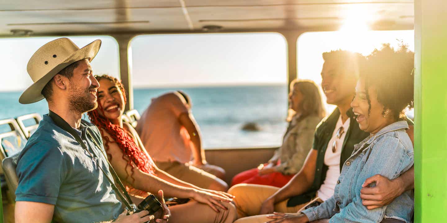 Zwei Pärchen im Bus auf einer Gruppenreise am Meer