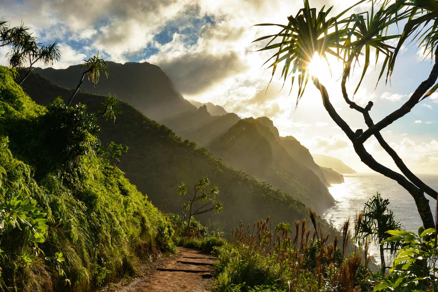 Sonne hinter Wolken über Hawaii
