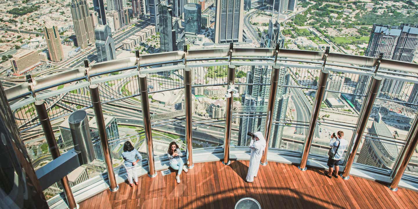 Blick auf eine Aussichtsplattform des Burj Khalifa