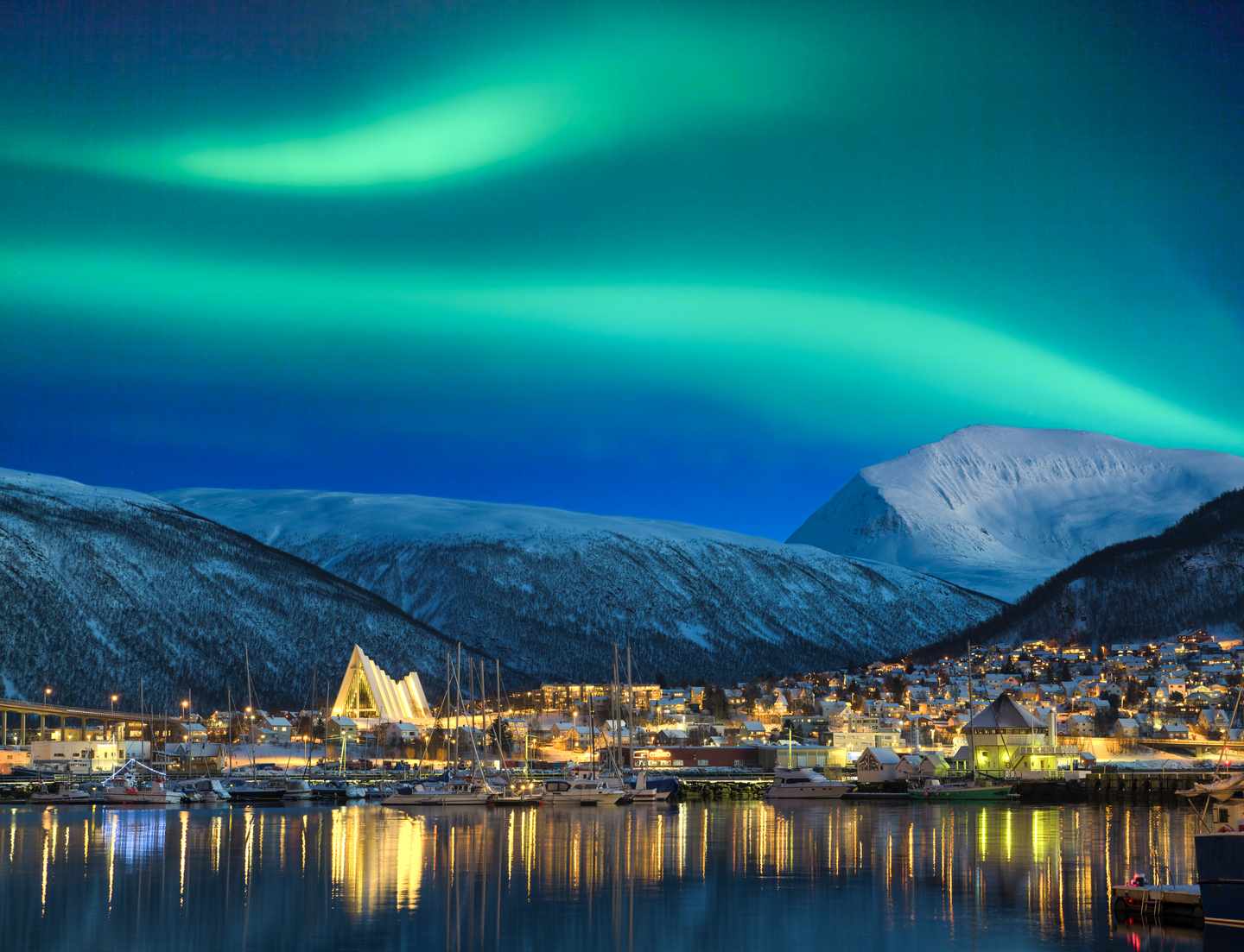 Städtetrip Dezember. Blick auf die beleuchtete Stadt Tromso in Norwegen