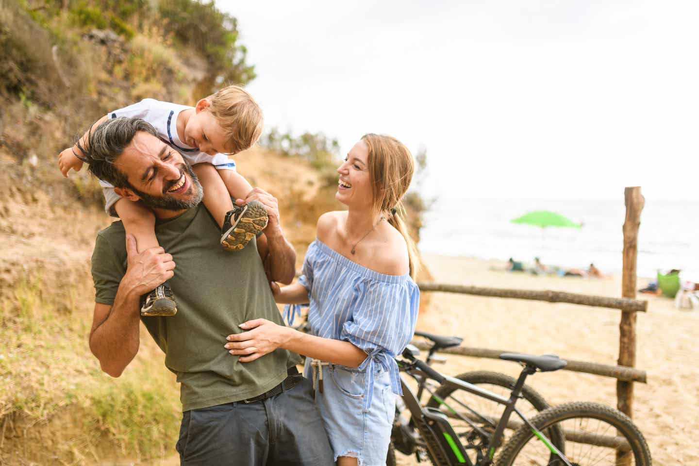 Eine Familie mit Fahrrädern am Strand in der Toskana