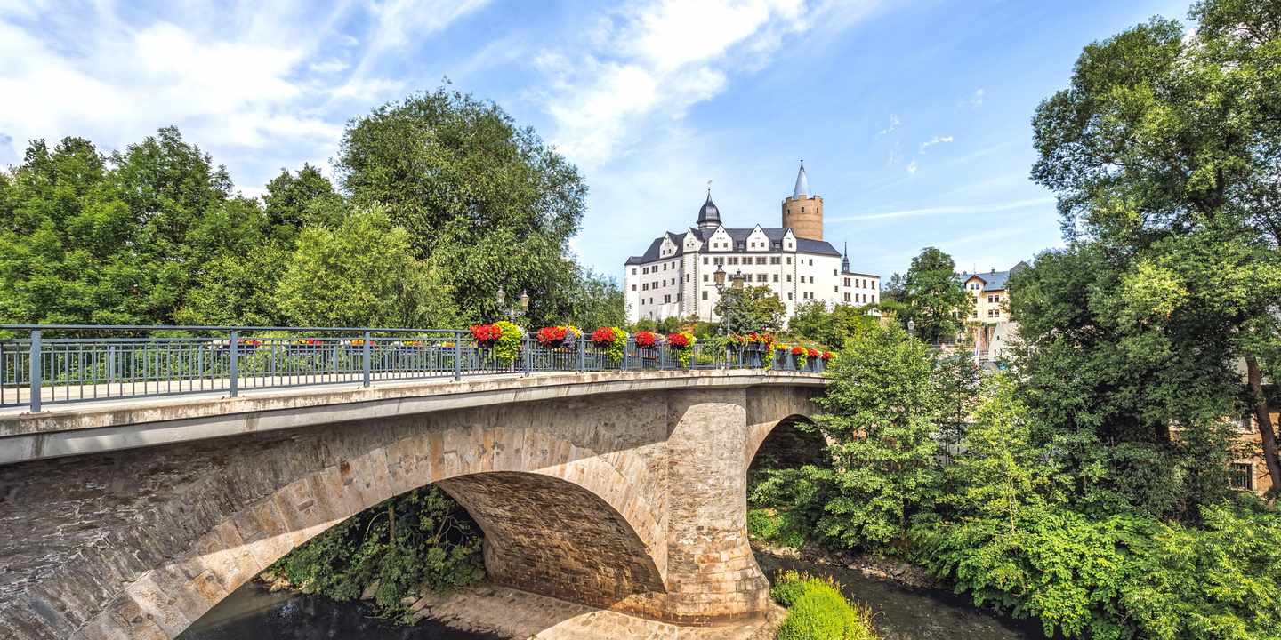Reisetipp für Deutschland: Schloss Wildeck thront auf einem Felssporn über dem Fluss Zschopau im Erzgebirge