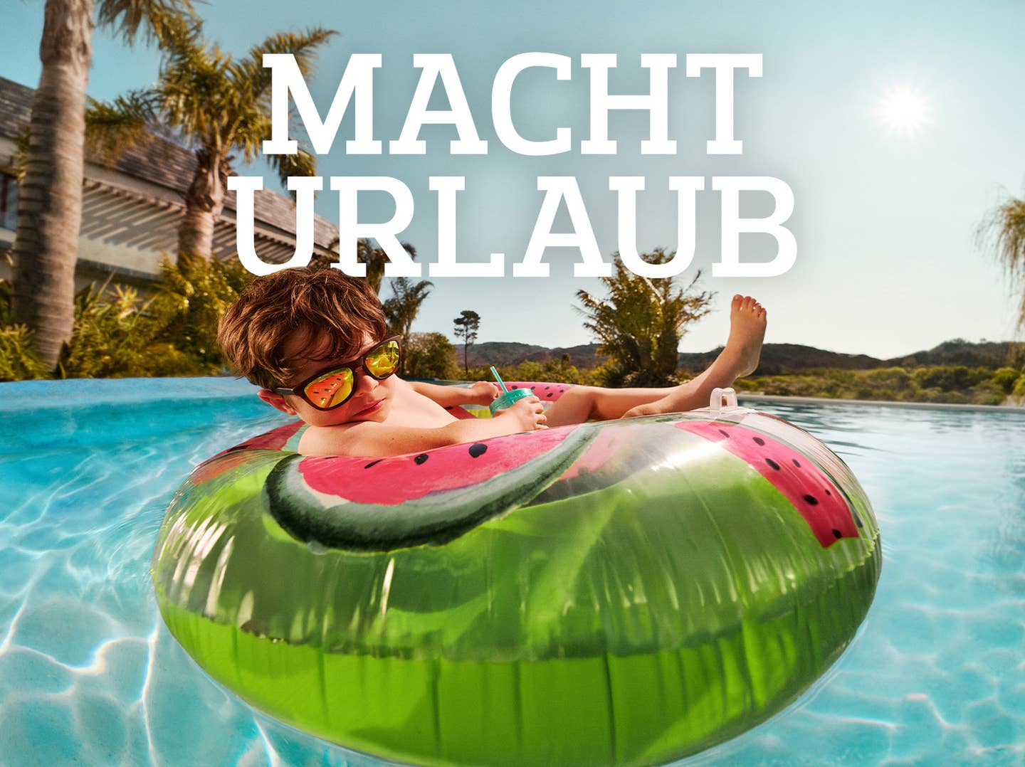 Macht Urlaub - Junge relaxt im Schwimmreifen im Pool