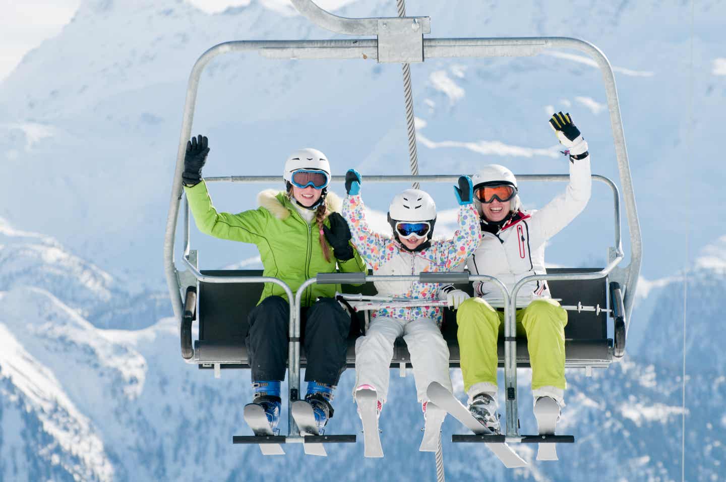 Zu dritt in einem Skilift den Berg hinauf