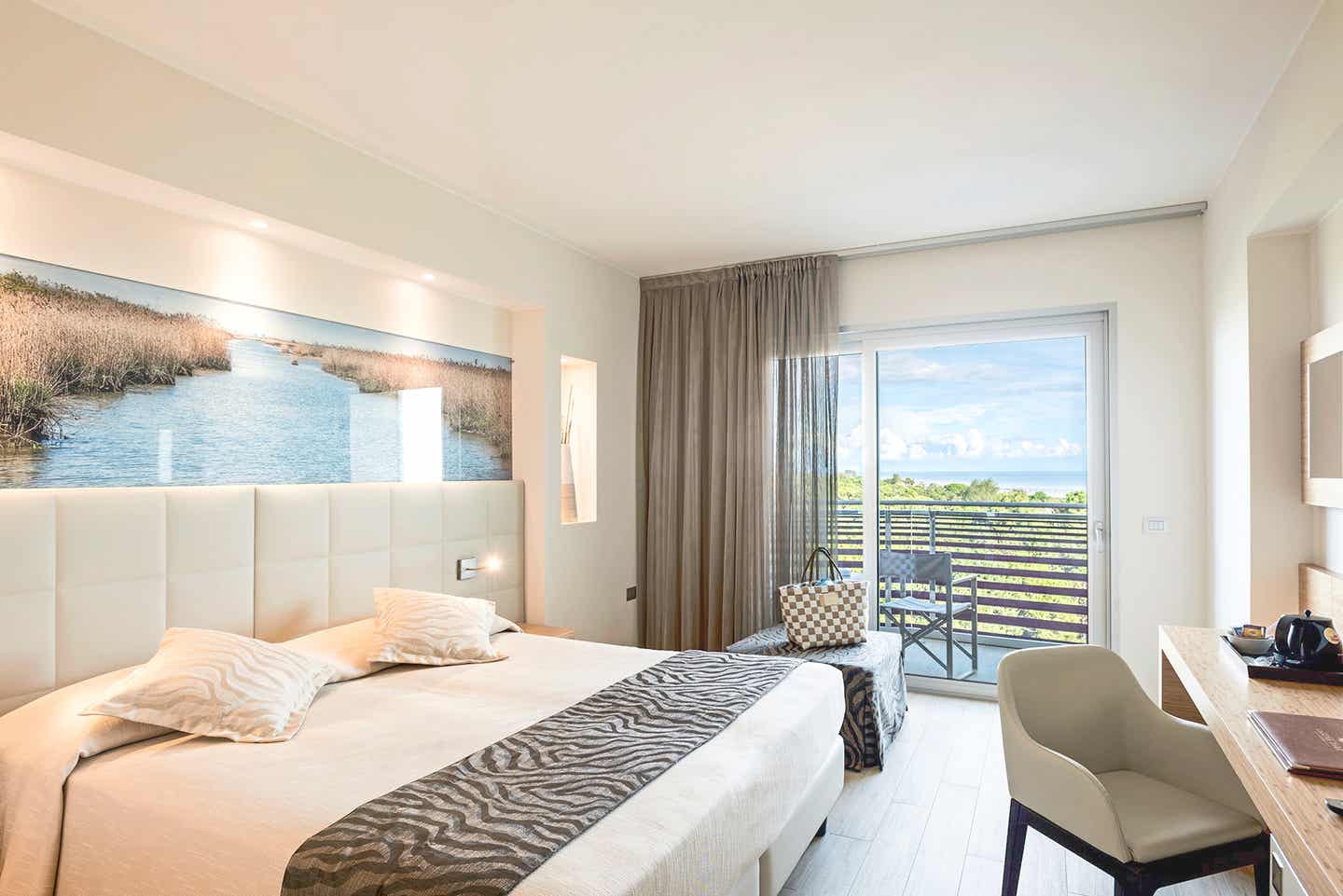 Elegant eingerichtetes Zimmer mit Blick aufs Meer im Lagua Park Hotel