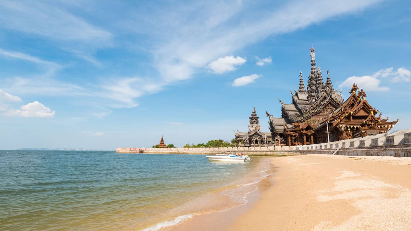 Sanctuary of Truth am Strand