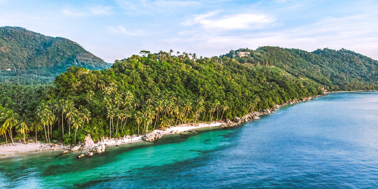 Küste mit Palmen, dichtem Dschungel und türkisfarbenem Wasser am Taling Ngam Beach, einem der Koh Samui Strände