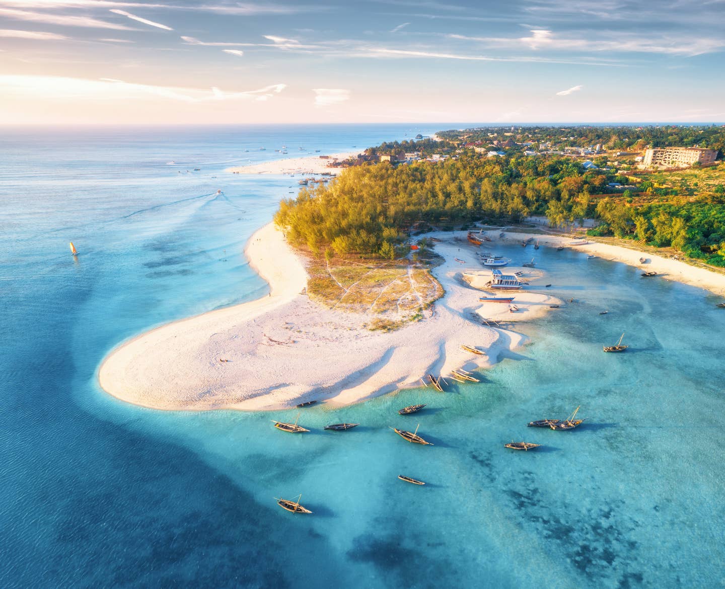 Sansibar Urlaub - Fischerboote an der tropischen Meeresküste