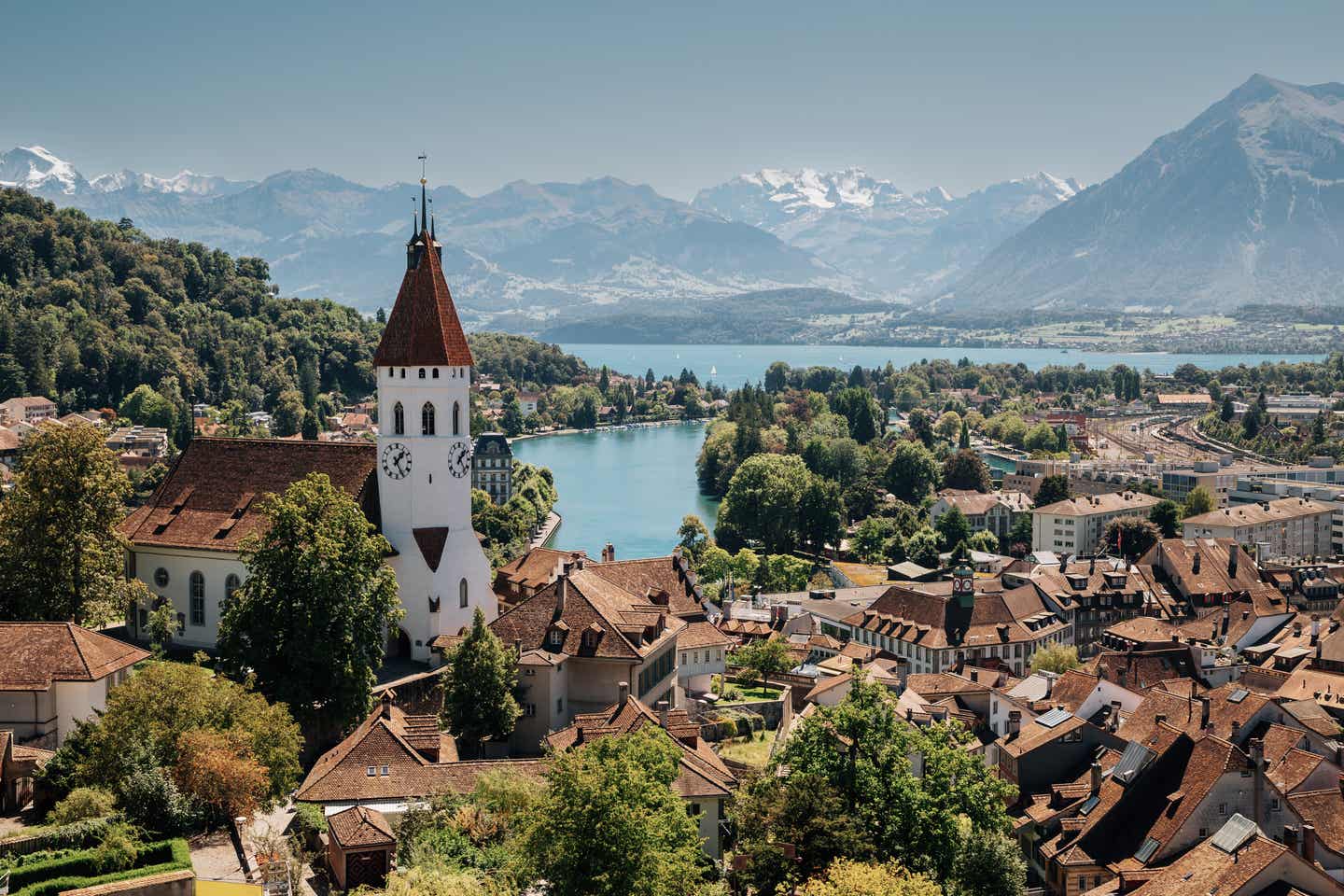 Schweiz Urlaub mit DERTOUR. Blick über die Stadt Thun und den Thunersee im Kanton Bern