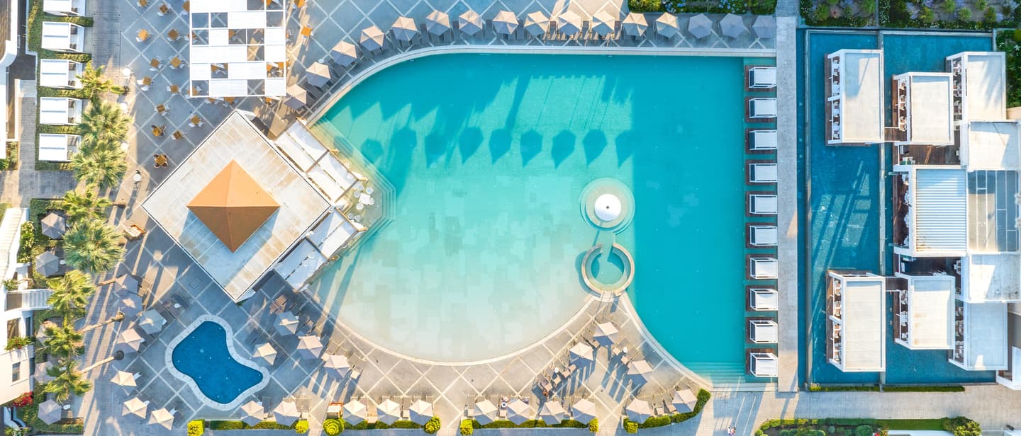 Blick von oben auf den Pool des Sentido Pelagos Suites & Spa auf Kos