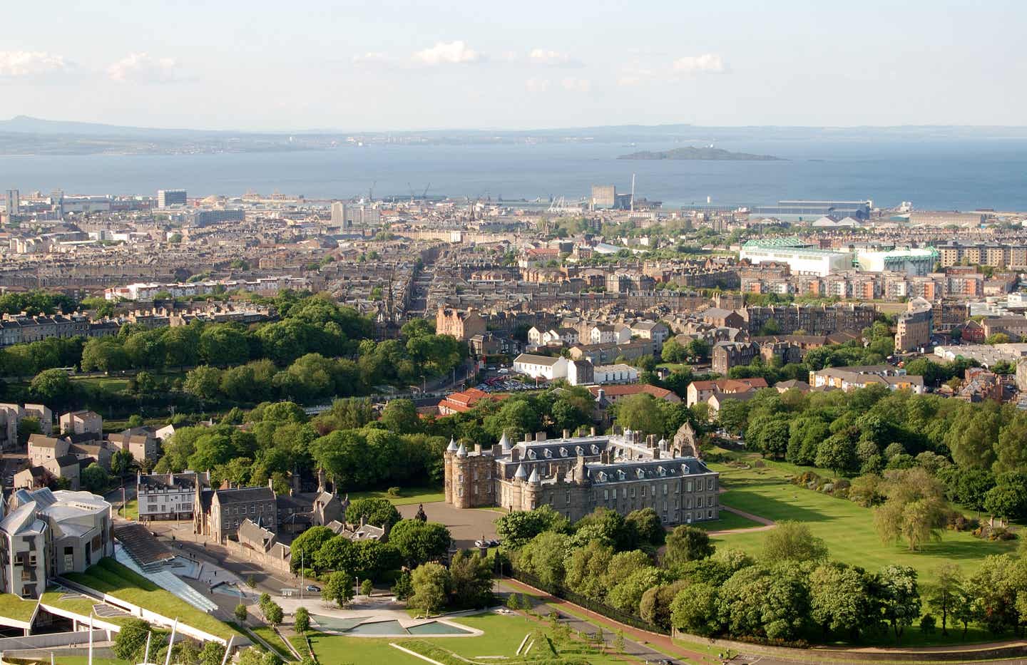 Blick über den Holyrood Palace und die Stadt Edinburgh