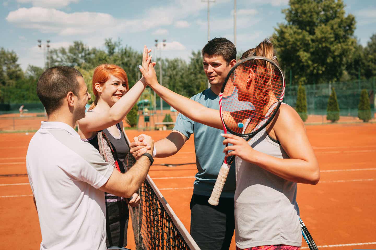 Spiel, Satz und Sieg - Shakehands am Netz nach einem spaßigen Doppel