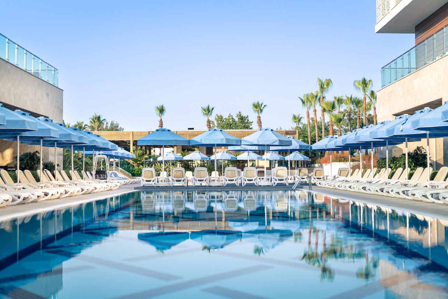 Sonnenliegen rund einen der Hotelpools