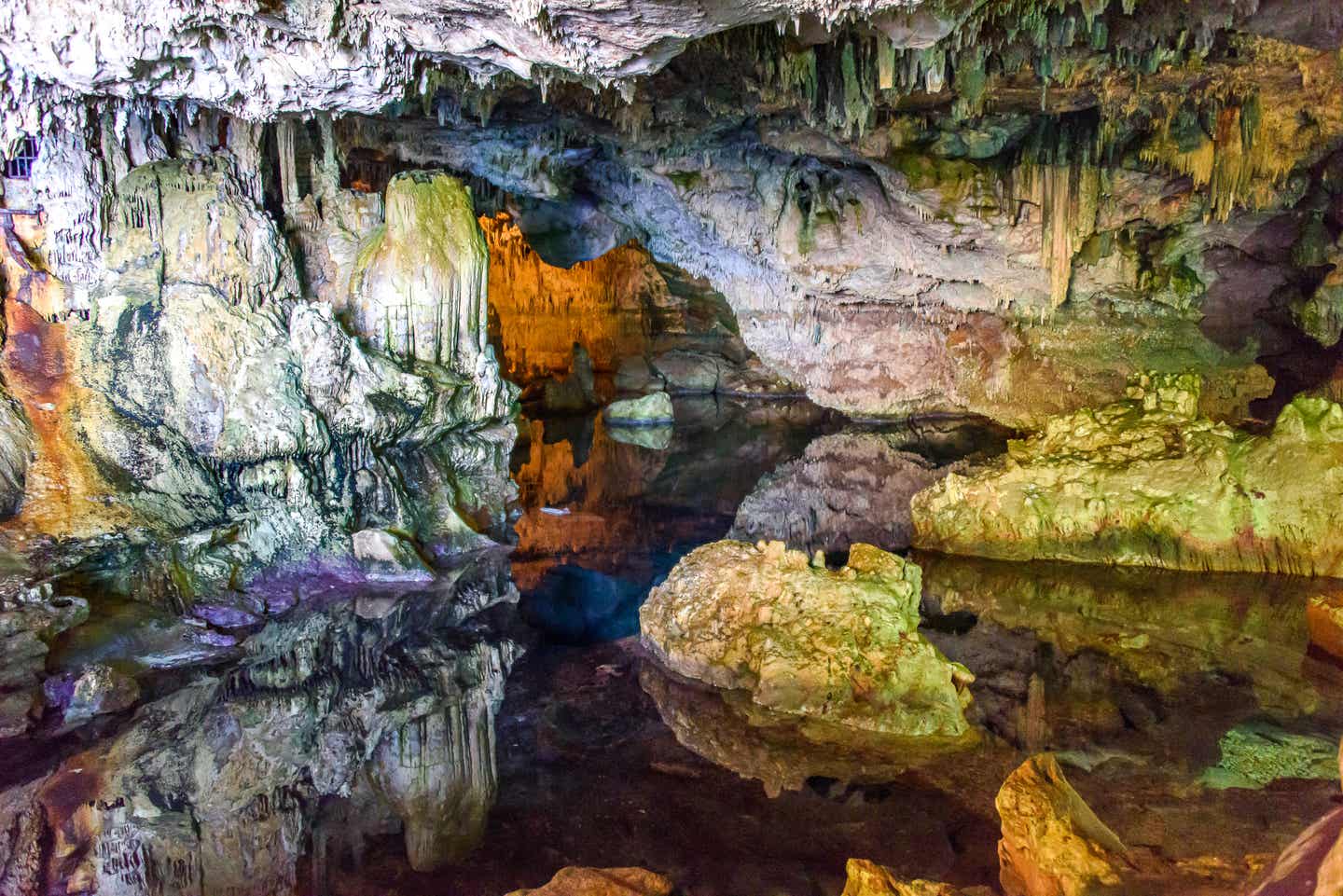 Stalagmiten und Stalaktiten zwischen Felsen und Wasser